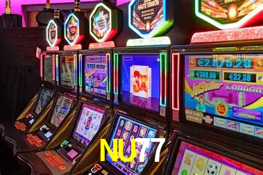 Una escena digital vívida inspirada en casino con NU77 mostrado prominentemente, luces brillantes, fichas, cartas y acentos dorados.